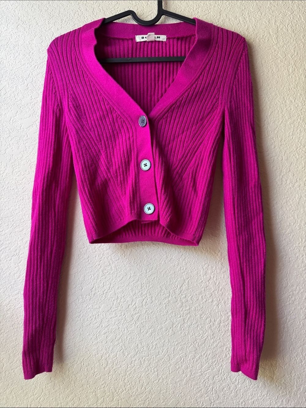 Boden Cropped Ribbed V-Neck Cardigan - Fuchsia